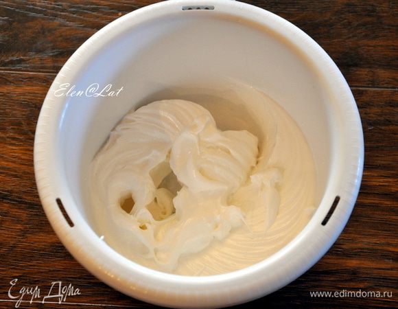 Пока печется корж взбить белки с щепоткой соли и лимонной кислоты до мягких пиков. Постепенно добавить сахар и взбить до твердых пиков. Чтобы при переворачивании миски в которой взбивается безе не падала белковая масса. 