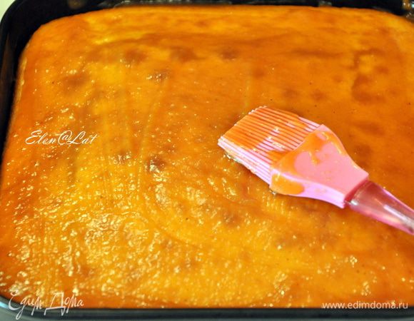 Когда корж испечется и 
 прямо на горячий корж намазать абрикосовый джем.