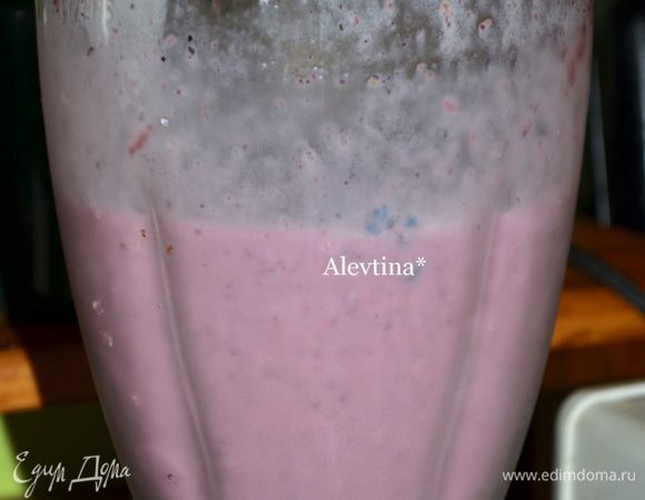 Взбиваем все до однородной массы. Разливаем по емкостям. Сверху выкладываем маршмэллоу.