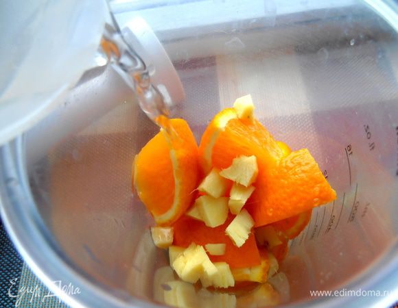 Вливаем кипячёную воду для лучшего взбивания...