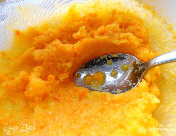 Как можно сильнее протираем ложкой отжимки. Они нам не понадобятся.