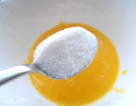 В отжатый сок добавляем ложку сахара с горкой.