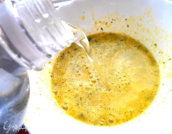 Перед подачей добавляем минералку газированную...