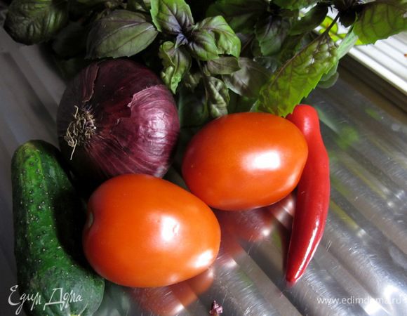 Для салата нам понадобятся огурцы, помидоры, красный лук и зелень красного базилика и кинзы. Именно красный базилик придаст нашему салату грузинскую нотку. В отличии от зеленого европейского, он гораздо чаще служит приправой к грузинским блюдам. Режем огурцы и лук кружочками, помидоры - крупными дольками.