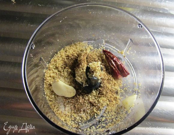 В чаше блендера измельчаем орехи, чеснок, перец.