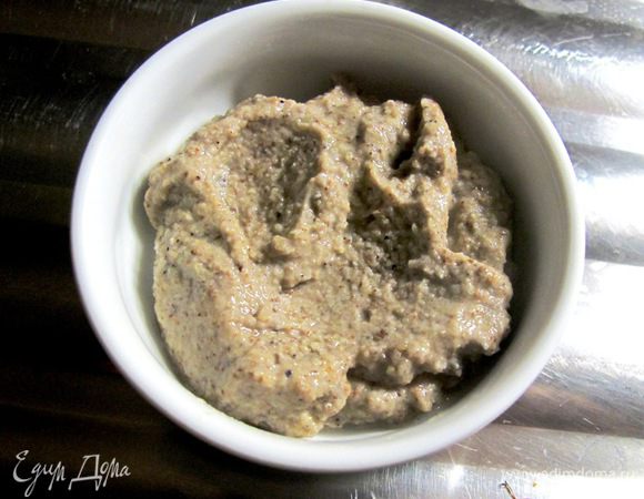 Перекладываем смесь в мисочку, добавляем соль, уксус, размешиваем. Доливаем немного воды, чтобы соус стал похож на густую сметану. Выкладываем на тарелку салат, добавляем нарубленную зелень и украшаем соусом.