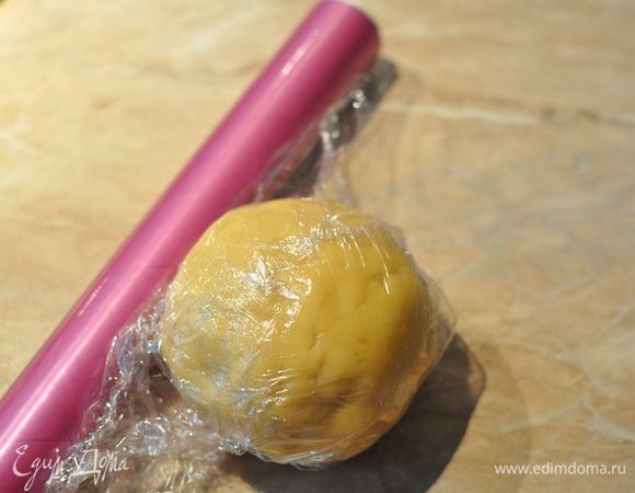 Быстро заворачиваем сформированный из теста шар в пищевую плёнку и кладём его на 1 час в холодильник.