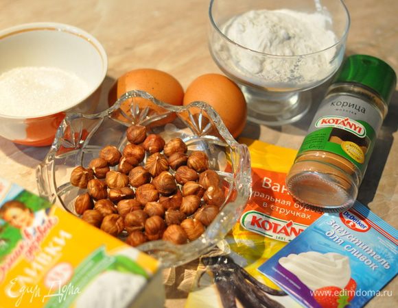 А пока займёмся начинкой. С вишней мы уже разобрались. Теперь перемелем в блендере фундук (не в пыль, пусть останутся ощутимые кусочки).
В отдельной чаше смешиваем яйца, сахар, крахмал, сливки (сметану) и пряности - это заливка для пирога.
