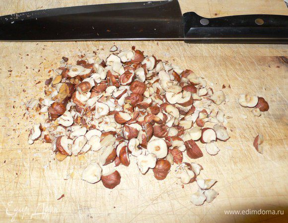 Измельчаем орехи, не очень мелко. 