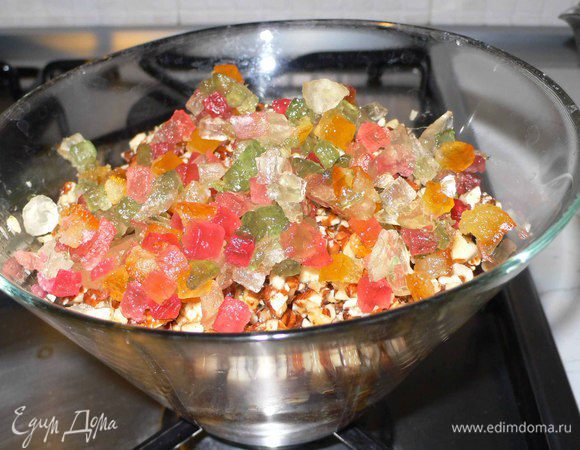 Добавляем цукаты и печенье, измелеченное в крошку и бренди. Перемешиваем.  И оставляем «отдохнуть» часов на 6. 