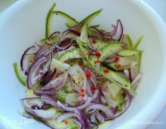 Острый перец разрезать пополам, очистить от семян, мелко нарезать и добавить к кабачкам. Остроту регулировать по своему вкусу. Тонко нарезать четверть кольцами красный лук.