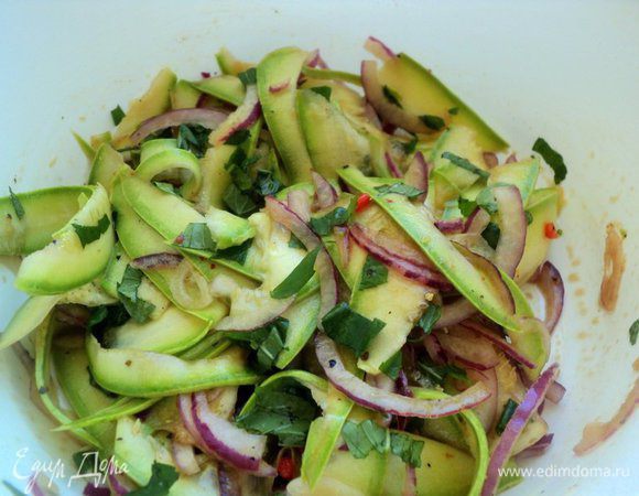 У мяты оборвать листики, мелко порезать. Добавить в салат мяту, оливковое масло и бальзамический уксус, посолить и поперчить по вкусу. Перемешать и поставить салат мариноваться в холодильник на 30 минут.