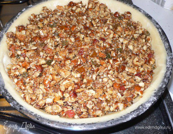 Укладываем начинку и хорошенько утрамбовываем. 