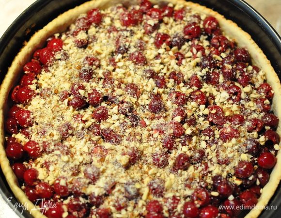 Вынимаем из духовки корж и выкладываем на тесто закрепитель для сливок (равномерно рассыпьте по поверхности), затем орехи и вишню.
Если закрепителя для сливок у Вас нет, просто замените его 1 ст. ложкой крахмала, это, собственно, он и есть.