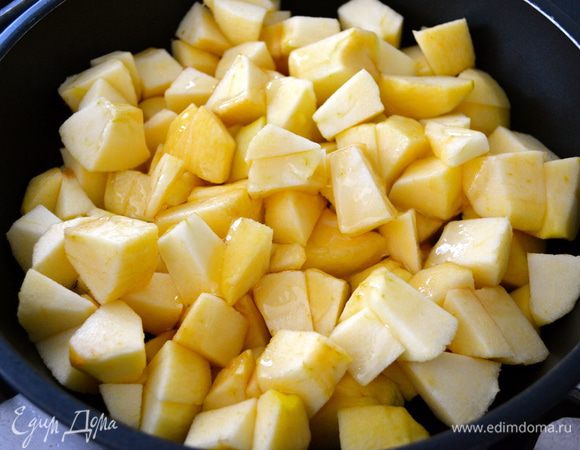 Тем временем яблоки очистите от кожуры и нарежьте произвольными кусочками. Их форма не имеет значения, так как мы их будем пюрировать. Выложите яблоки в сковороду вместе с маслом и медом.
