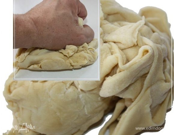 Осталось после «того как» всякое тестяное непотребство. Высечка, техническим языком говоря. Вот ее надо взять и хорошо перемесить, до однородной массы. А если вдруг не случится однородности, то, в общем, то не страшно.