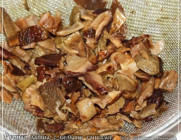 Отмокшие грибы, еще раз очень тщательно промоем. Просто таки каждый надо промыть. Их ведь как ни чисть, а песок всякий там – дело такое. Коварное. Зачем нам в супе ненужный хруст? Незачем. Вот поэтому и промоем еще раз. А потом порежем. Очень мелко не надо, но порежем.