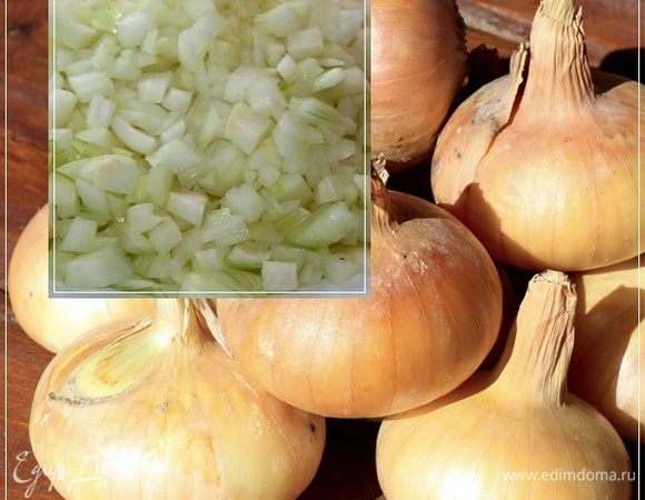 Лучок. 
Почистим и потом мелко, накрошим. Зачем? А пусть будет.
