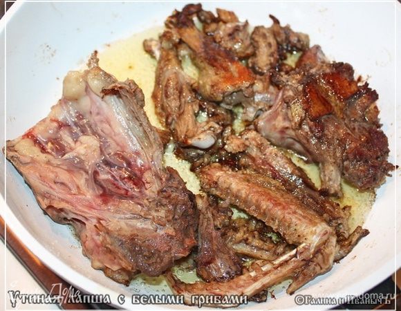 Приступаем к готовке. Первым делом озаботимся бульоном. Утку разделываем и….
Сразу скажу, что ножки уткины грудку унесли … или другими словами ножки и грудка были замаринованы и отставлены на «потом». А вот из всего остального, предварительно срезав с этого «всего» жир лишний, будем варить бульон.
Жир для чего срезали? А мы потом его вытапливаем и картошку, например, на нем жарим. Ох, и увлекательная, я вам доложу, картошечка выходит. В смысле, что процесс ее поедания так увлекает, что пока сковорода не опустеет, не оторвешься. Так увлекательно. 
А мы все бульонные ку… тьфу ты! И придет же такое голову…, части утиной тушки, сначала обжариваем. И жирок лишний вытопим, и вкус бульону это действо придает, доложу я вам, неабнакавеннай! В общем – рекомендую! Ругать меня не будете.
