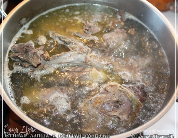 И, как водится, закладываем птичкины обжаренные детали в холодную водичку. Очень вам рекомендую взять воду из колодца. Чтобы, знаете, вкусная такая была, чистая и свежая. Но, замечу, что от появления накипи, это не спасет. Накипь шумовкой  снимаем, и огонь убавляем до самого что ни на есть минимума. Бульон пусть не варится, а скорее томится. Насколько это, конечно, на плите возможно. Не печка ведь.