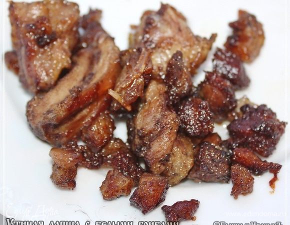 Кстати, о шкварках. Я не удержался, добавил всяких кусочков кожи утиной с жирком, когда обжаривали всякие крылычки - косточки. И вот что получилось. Их потом с черным хлебушком, присолив … и хрустя лучком ялтинским, даже без водки всякой, употребили с огромным и нескрываемым удовольствием!
И главное дело, шкварки и прочие жиры от водоплавающей птицы, можно потреблять без страха перенапрячь организм жирными разными излишествами. Оно усваиваются нашими органами с удовольствием и без особого вреда.
Но это я, допустим, отвлекся. Извините.
