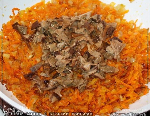 А потом уже добавляем грибы. 