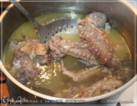 Перемешиваем, убавляем огонь до минимума и накрываем сковороду крышкой. Пусть тушится. Минут двадцать, как минимум. Только время от времени помешивать не забывайте.
А пока заправка доходит, вынимаем мясокостный набор из кастрюли.
