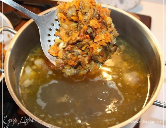 А потом вернем его в кастрюлю с бульоном. И подождем, пока закипит. И как только, так сразу заправку выложим в бульон. Шумовкой, аккуратно, чтобы сковороду не ободрать, покрытие керамическое не испортить, и жир лишний в кастрюле не нужен. Там и так его хватит.