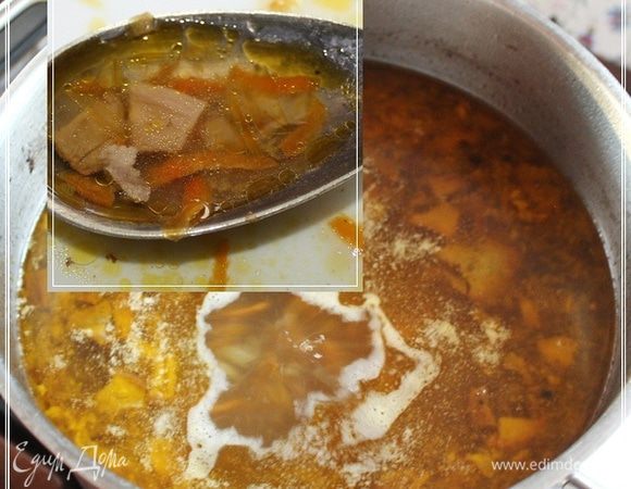 Хорошо перемешиваем. Вот какой бульон получается. Прозрачный, с жирком, а уж ароматный какой…, тут такое сплетение: и утиный дух, и грибочкин летний лесной аромат, и овощи свое добавили. 