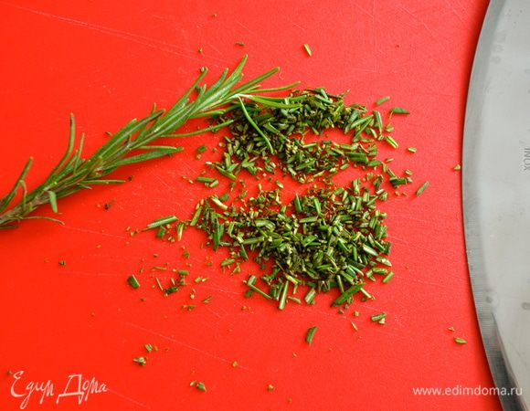 Мелко порубите розмарин и добавьте к яблокам. Тушите 10 минут. От начинки распространяется такой аромат!