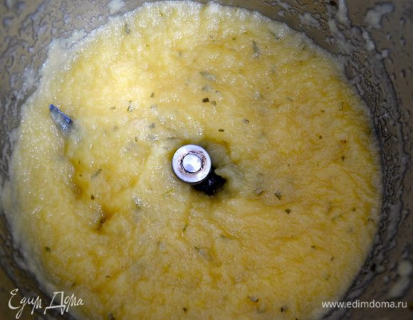 Затем переложите яблоки в блендер и превратите в пюре.