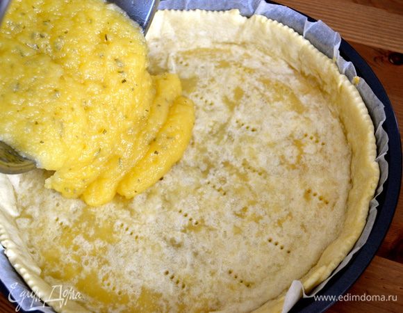 Выложите яблочное пюре в подготовленную форму.