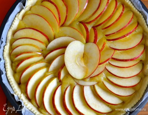 В центре в качестве украшения можно из двух яблочных долек сделать сердечко.