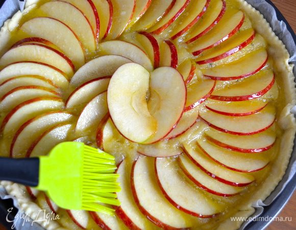 Растопите сливочное масло и смажьте кисточкой поверхность пирога. Сверху посыпьте сахаром. Поставьте выпекаться при 180°C на 25–30 минут.