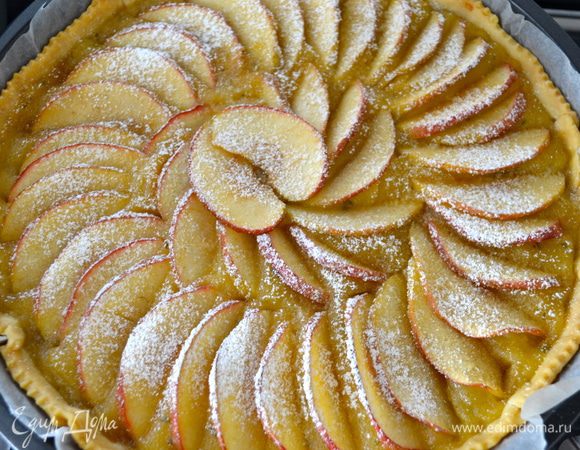 Как только пирог будет готов, достаньте его из духовки и включите ее на максимум с функцией «Гриль», если она есть. Пирог слегка посыпьте сахарной пудрой и поставьте в духовку еще на 2 минуты!