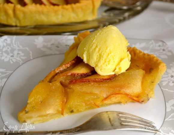 Подавать можно еще слегка теплым с шариком ванильного мороженого. Я на этот раз подавала с шариком мороженого из оливкового масла от Людмилы: http://www.edimdoma.ru/retsepty/54881-sredizemnomorskoe-morozhenoe-iz-olivkovogo-masla-vkus-leta... Очень вкусно и отлично сочетается из-за присутствия ноток розмарина, как в пироге, так и в мороженом!