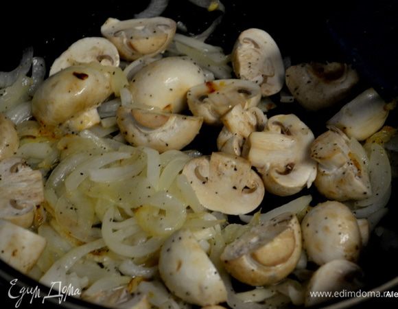 На разогретую сковороду вылить масло и жарить лук примерно 10 мин. Затем добавить грибы очищенные и порезанные, если крупные. Посолить и поперчить и готовим еще 8 мин. Затем добавим порубленный чеснок и готовим еще 1 мин. Посолим и поперчим. Снимем с огня. Отставим в сторону.
