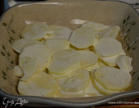 Смешать сливки с 1 ч.л соли и 1/2 ч.л черный перец. Добавить картофель и поставим на огонь.и  Доведем до кипения, убавим огонь и закроем крышкой , готовим еще 10 мин. помешиваем.
Затем выложим половину картофеля на приготовленную форму.