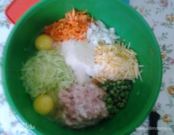 Все ингредиенты трем на терке или режем мелкими кубиками