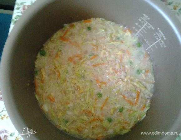 В чашу мультиварки наливаем 1 ст. ложку масла и 50 мл воды, воду добавляю для того, чтобы овощи были мягче, маленький жевать толком не умеет. Можно не добавлять... Выкладываем мясо-овощной фарш.