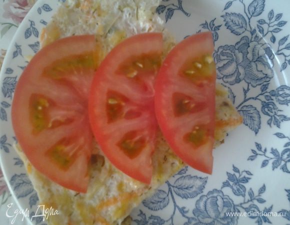 Ставим на программу выпечка на 45 минут. Даем остыть в чаше. Продаем к столу у красив помидорами или зеленью...