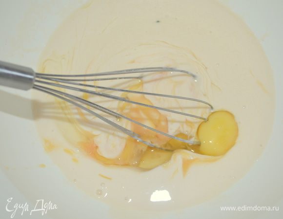 Вилкой взбиваем кефир с яйцами, чуть солим (можно и не солить, если сыр соленый), перчим.