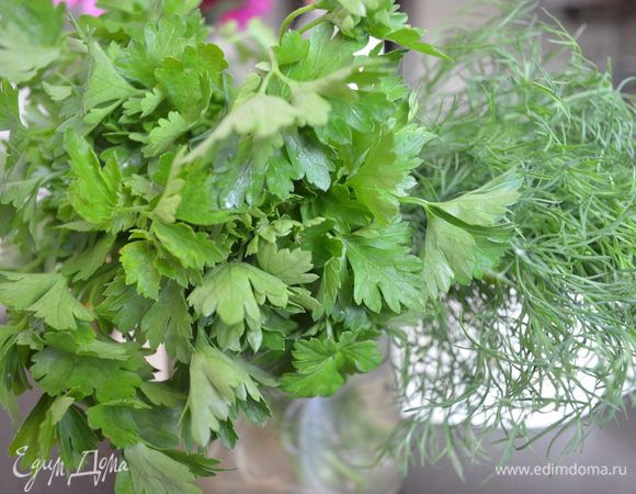 Зелень крупно рубим, шпинат рвем руками или рубим.