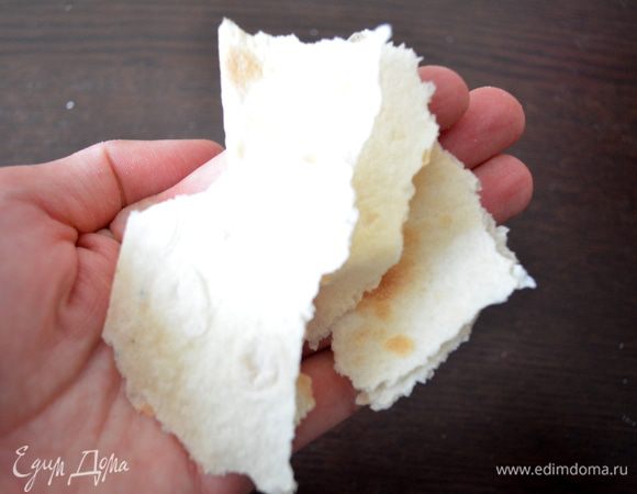 Оставшиеся 2 лаваша рвем на кусочки произвольного размера.