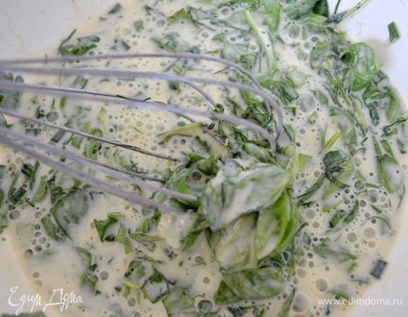 Зелень перемешиваем с заливкой.