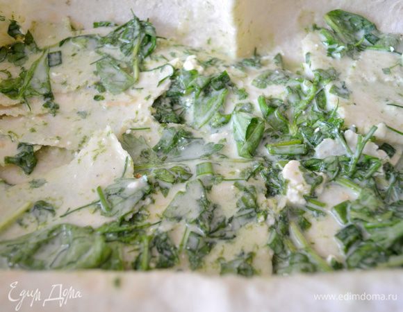 Обмакиваем кусочки лаваша в заливку и распределяем их по сыру.