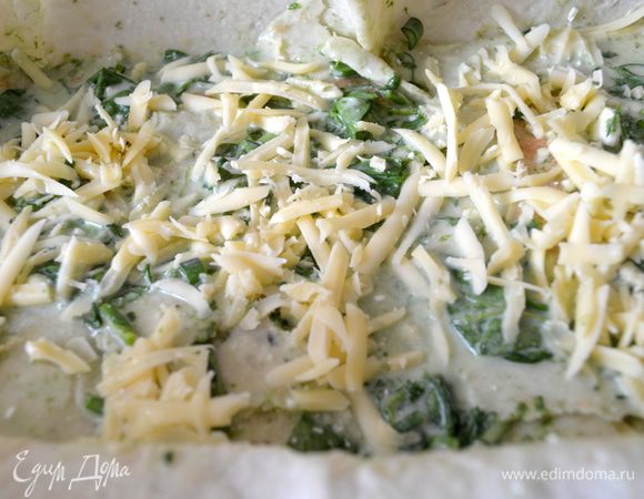 Далее посыпаем сыром и опять слой лаваша, чередуем так все слои, пока лаваш и сыр не закончатся. У меня вышло по 3 слоя.