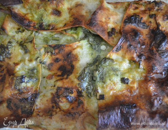 Готовый пирог немного остудить и нарезать на 6 кусочков.