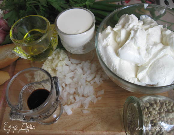 Порезать мелко репчатый лук и чеснок.