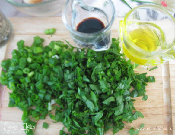 Зелень порезать мелко.